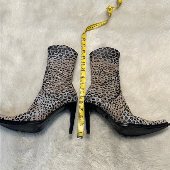 Elegant Leopard Print Heeled Boots - Picture 5 of 10